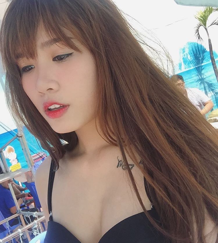 美女露出给别人摸图片